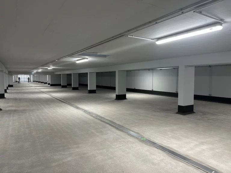 Die großzügige Tiefgarage zu der Ferienwohnung Duhner Spitze